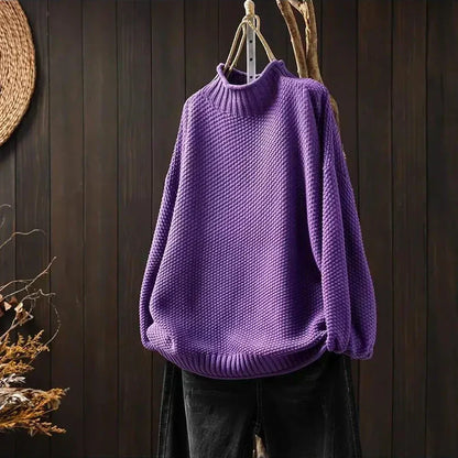 Fioletowy sweter oversize z półgolfem
