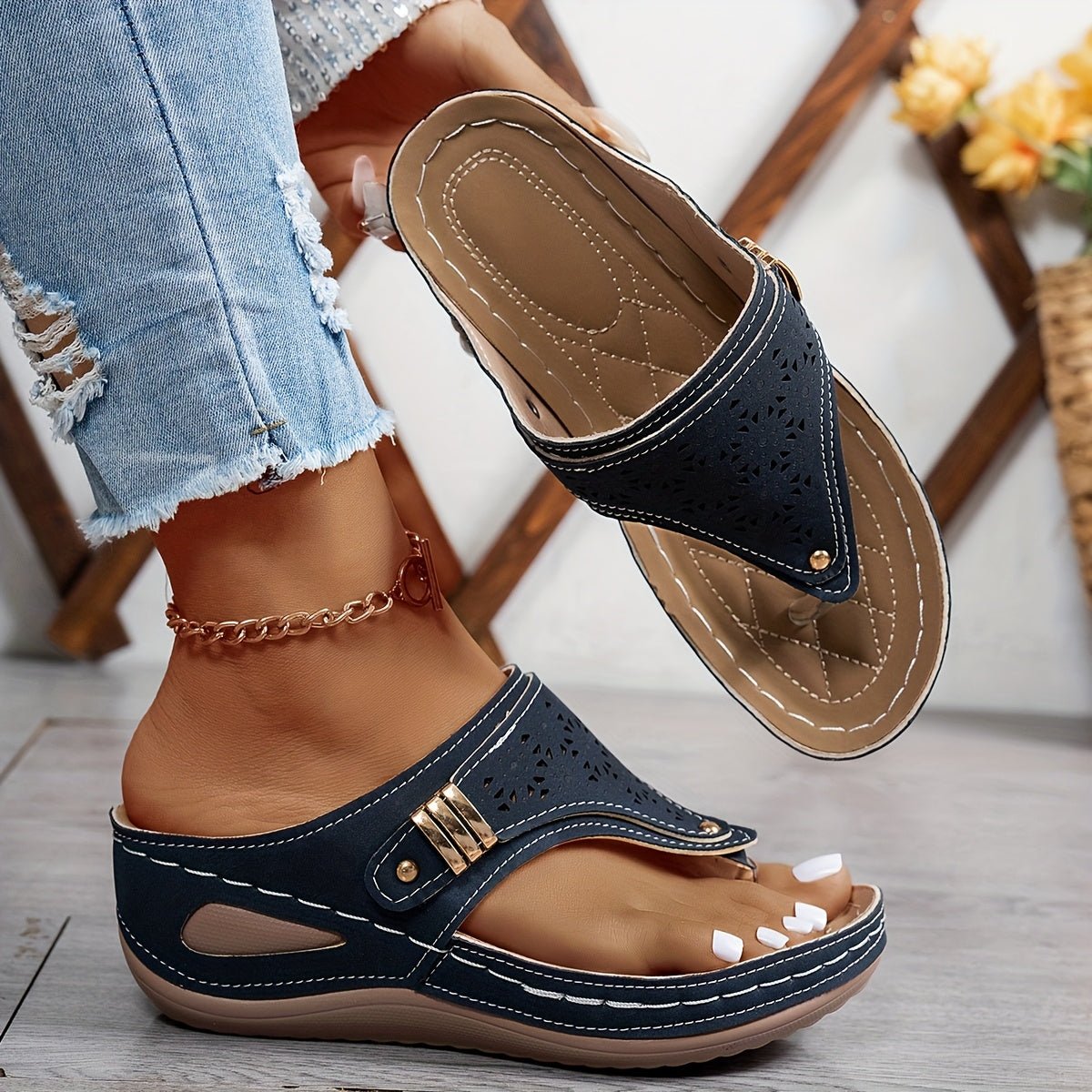 Cleo | Skórzane Japonki na Koturnie z Ażurowym Wzorem - Pootivo