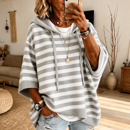 pasiasty sweter poncho z kapturem w kolorze szary
