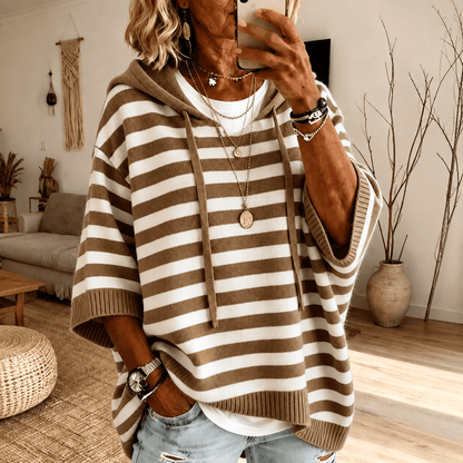 Hermina | Pasiasty Sweter Poncho z Kapturem - Pootivo