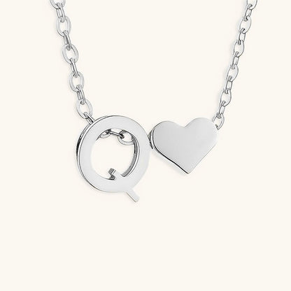 Lila | Złocisty Naszyjnik z Płaską Literką i Serduszkiem - Pootivo