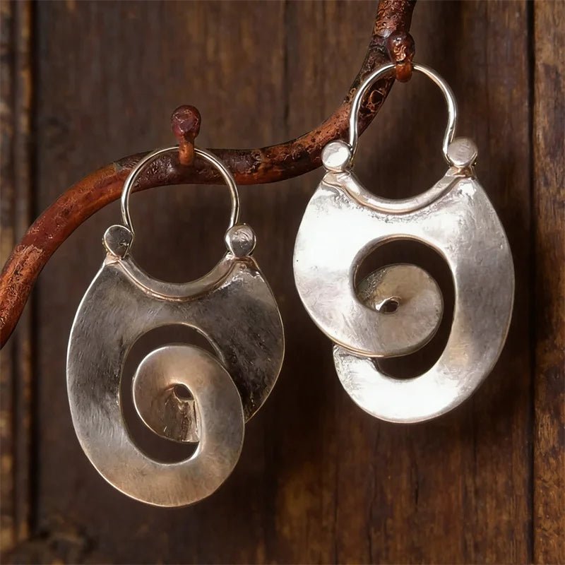 Mieczyma | Srebrne Rzeźbione Kolczyki Koła ze Spiralą - Pootivo