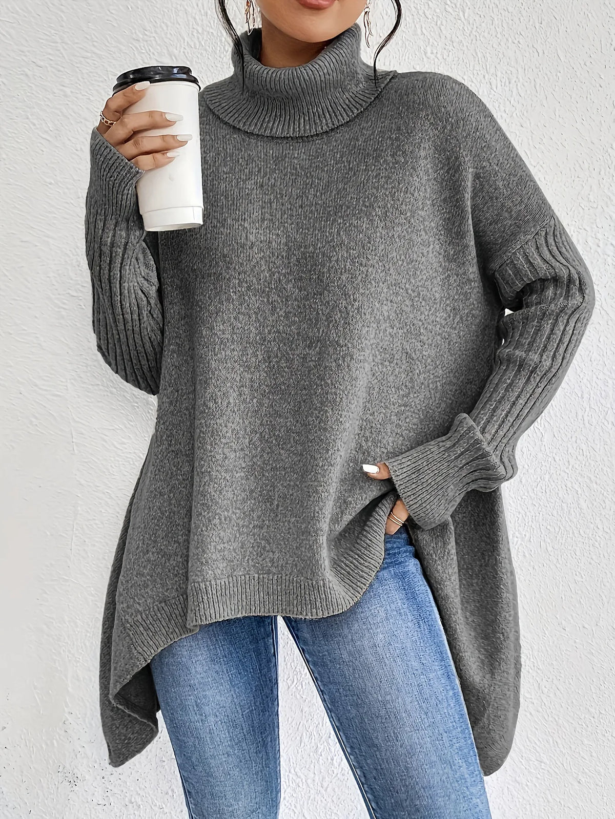 Szary sweter oversize z golfem