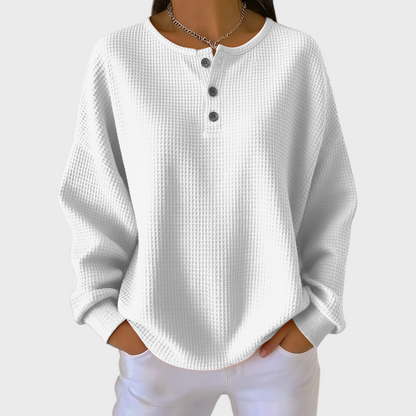 Damski sweter henley z waflowej dzianiny – biały